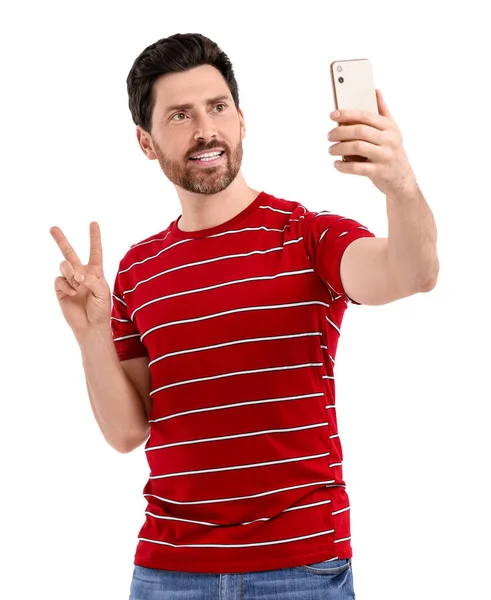 Glimlachende Man Neemt Selfie Met Smartphone Toont Vrede Teken Witte — Stockfoto