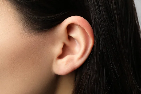 Vista Cerca Mujer Enfoque Oído — Foto de Stock