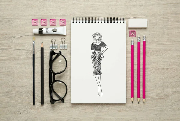 Skizze Von Stilvoller Kleidung Unterlage Auf Holztisch Schreibtisch Der Modedesignerin — Stockfoto