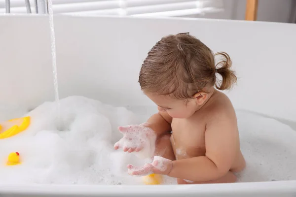 Şirin Küçük Kız Içeride Oyuncaklarla Köpük Banyosu Yapıyor — Stok fotoğraf