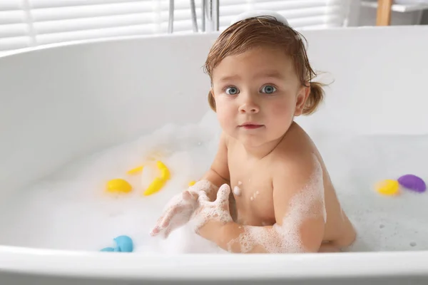 Carino Bambina Prendendo Bagno Bolla Con Giocattoli Chiuso — Foto Stock
