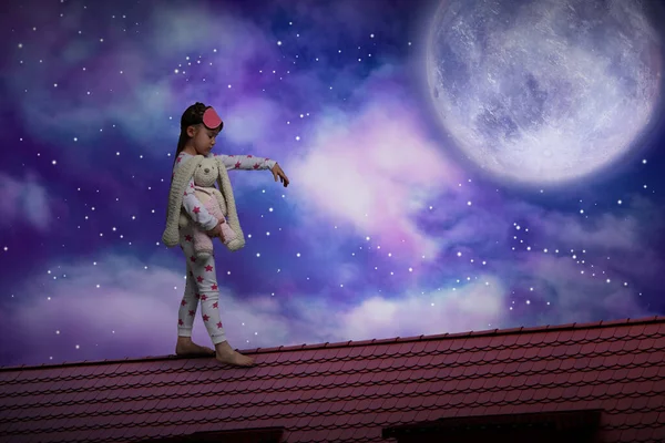 Menina Segurando Brinquedo Sonambulismo Telhado Sob Céu Estrelado Com Lua — Fotografia de Stock
