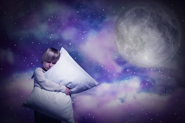 Menino Sonâmbulo Abraçando Travesseiro Nuvens Céu Estrelado Com Lua Cheia — Fotografia de Stock