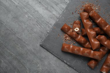 Siyah masada fındıklı çikolatalar, üst manzara. Metin için boşluk