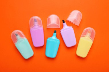 Turuncu arka planda bir sürü renkli işaret var.