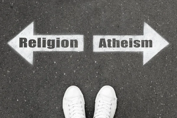 Επιλογή Μεταξύ Αθεϊσμού Και Θρησκείας Γυναίκα Στέκεται Στο Δρόμο Κοντά — Φωτογραφία Αρχείου