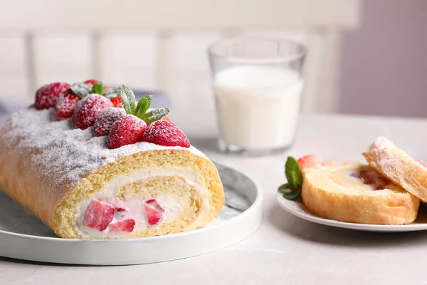 Leckeres Kuchenbrötchen Mit Erdbeeren Und Sahne Auf Hellgrauem Tisch — Stockfoto