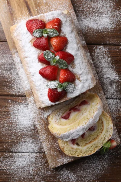 Leckeres Kuchenbrötchen Mit Erdbeeren Und Sahne Auf Holztisch Draufsicht — Stockfoto