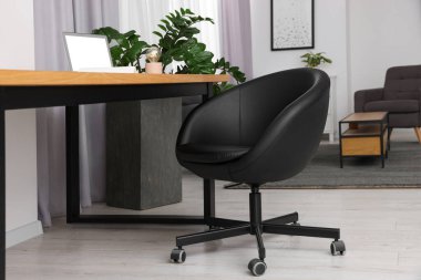 Modern işyerinde masa başında rahat bir ofis sandalyesi