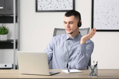 Ofiste çalışan telefon operatörü.