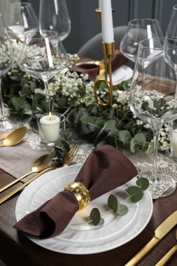 Şenlikli akşam yemeği için şık bir masa.