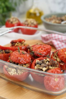 Lezzetli domatesler kıyma, bulgur ve mantarlar cam kabın içinde, yakın plan.