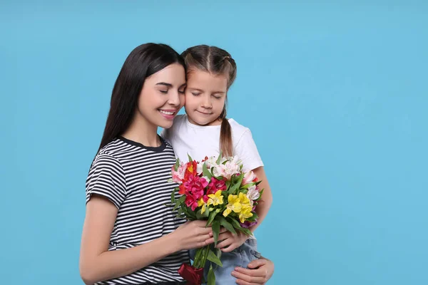 Mujer Feliz Con Hija Ramo Hermosas Flores Sobre Fondo Azul — Foto de Stock