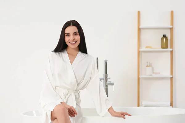Mulher Feliz Bonita Roupão Banho Elegante Sentado Banheira Banheiro — Fotografia de Stock