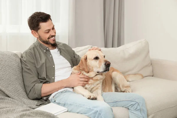 Hombre Feliz Sentado Sofá Con Lindo Labrador Retriever Casa — Foto de Stock