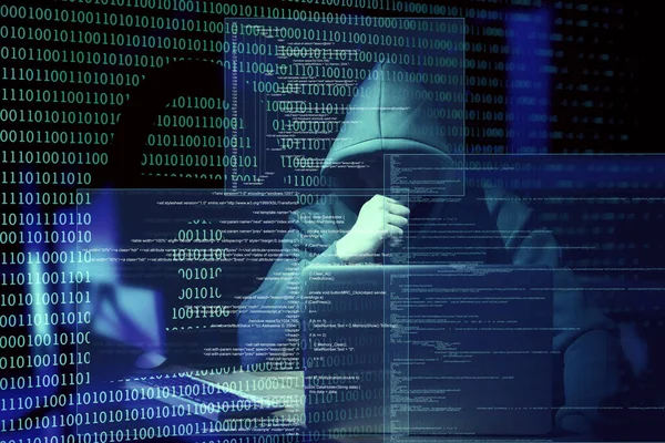 サイバー攻撃だ ハッカーは暗い背景の情報を盗むためにコンピュータや破壊システムで働いています 異なるコード ロックと彼の近くの仮想スクリーンのイラスト — ストック写真