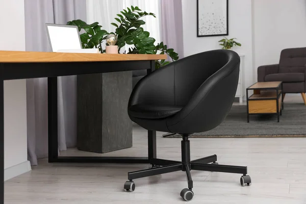 Chaise Bureau Confortable Près Bureau Dans Lieu Travail Moderne — Photo