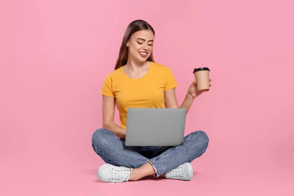 Щаслива Жінка Ноутбуком Паперовою Чашкою Рожевому Фоні — стокове фото