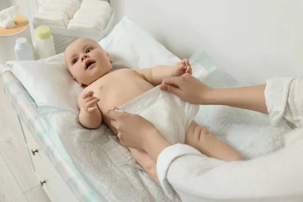 Moeder Verschonen Haar Baby Luier Tafel Close — Stockfoto