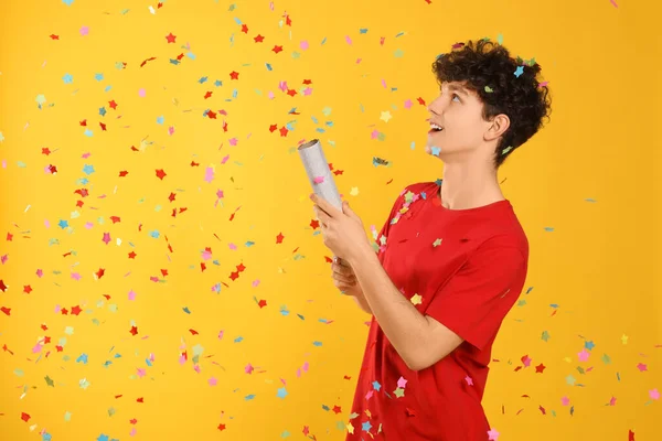 Glücklicher Teenager Sprengt Party Popper Auf Orangefarbenem Hintergrund Die Luft — Stockfoto