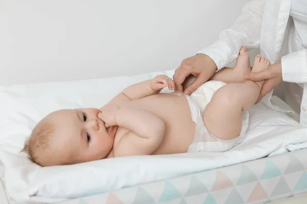 Madre Cambiando Pañal Bebé Mesa Primer Plano — Foto de Stock