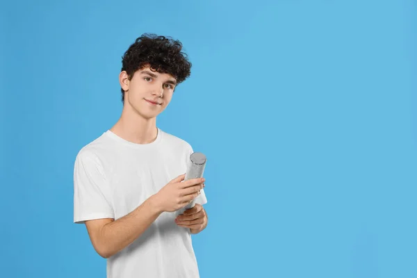 Tienerjongen Met Feestpop Lichtblauwe Achtergrond Ruimte Voor Tekst — Stockfoto