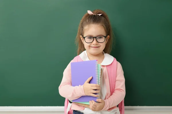 Criança Escola Pequena Feliz Com Cadernos Perto Quadro Negro — Fotografia de Stock