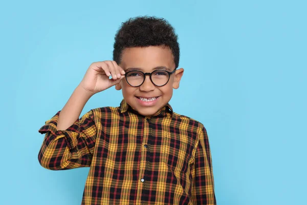 Słodkie Afroamerykanin Chłopiec Okulary Turkusowe Tło — Zdjęcie stockowe