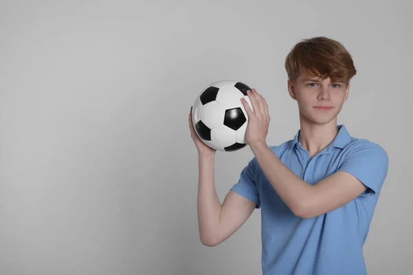 Teenager Mit Fußball Auf Hellgrauem Hintergrund Raum Für Text — Stockfoto