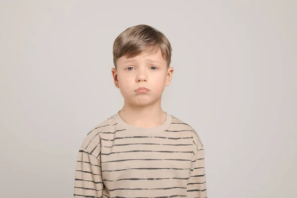 Rapaz Perturbado Fundo Cinzento Claro Intimidação Infantil — Fotografia de Stock