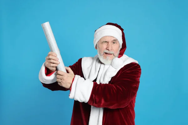 Mężczyzna Stroju Świętego Mikołaja Party Popper Mruga Jasnoniebieskim Tle — Zdjęcie stockowe