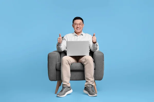 Dizüstü Bilgisayarı Olan Mutlu Bir Adam Açık Mavi Arka Planda — Stok fotoğraf