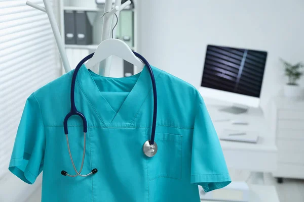 Uniforme Médical Turquoise Stéthoscope Accroché Rack Clinique Gros Plan Espace — Photo