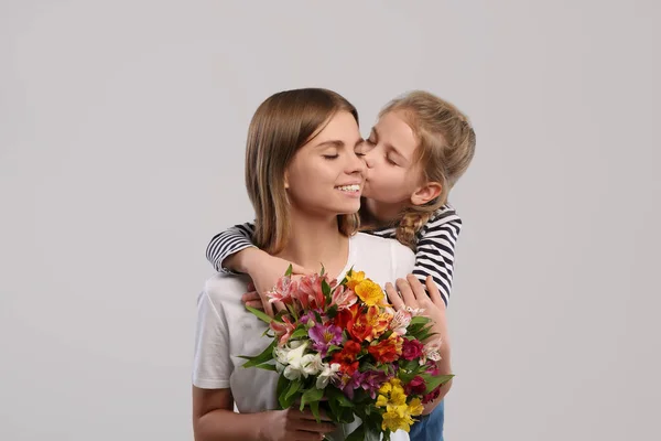 Hijita Felicitando Madre Con Flores Sobre Fondo Blanco Feliz Día — Foto de Stock
