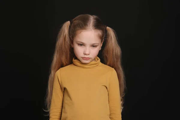 Petite Fille Sur Fond Noir Intimidation Des Enfants — Photo