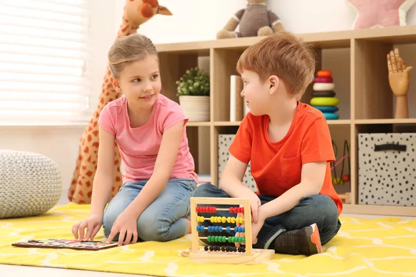 Gelukkige Kinderen Spelen Met Wiskunde Spel Kits Vloer Kamer Wiskunde — Stockfoto