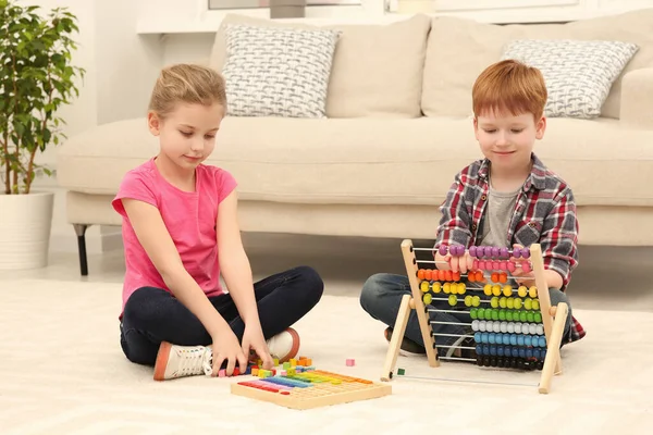 Παιδιά Που Παίζουν Διαφορετικά Σετ Μαθηματικών Στο Πάτωμα Του Σαλονιού — Φωτογραφία Αρχείου