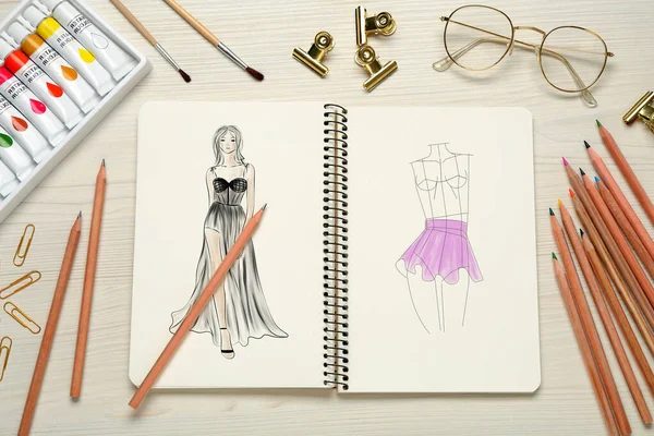 Skizzen Von Verschiedenen Kleidungsstücken Auf Weißem Holztisch Schreibtisch Der Modedesignerin — Stockfoto