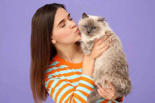 Женщина Целует Свою Милую Кошку Фиолетовом Фоне — стоковое фото