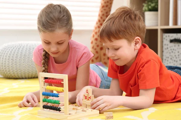 Barn Leker Med Matematik Spel Kit Golvet Rummet Att Lära — Stockfoto