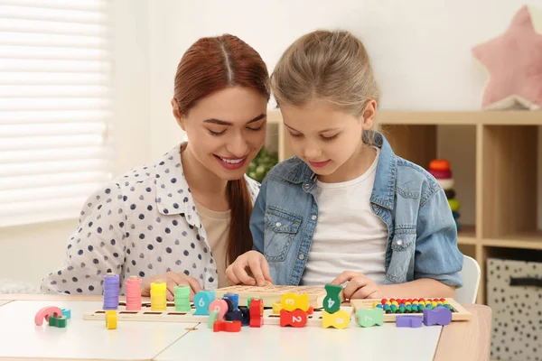 Счастливые Мать Дочь Играют Разные Математические Игры Партой Комнате Изучать — стоковое фото