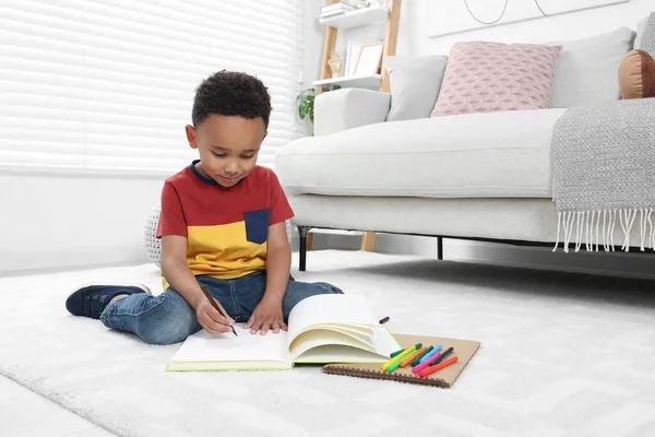 Lindo Niño Afroamericano Dibujando Cuaderno Bocetos Con Marcadores Colores Suelo — Foto de Stock
