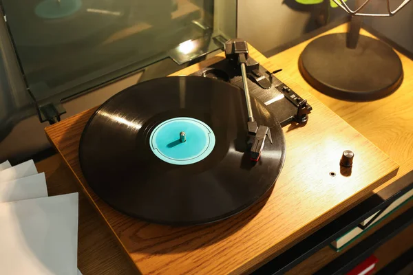 テーブルの上のテーブルの上にレコードとスタイリッシュなターンテーブル 上のビュー — ストック写真