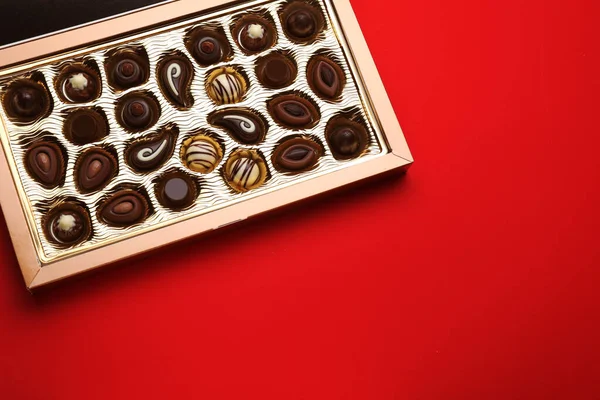 Caixa Deliciosos Doces Chocolate Fundo Vermelho Vista Superior Espaço Para — Fotografia de Stock