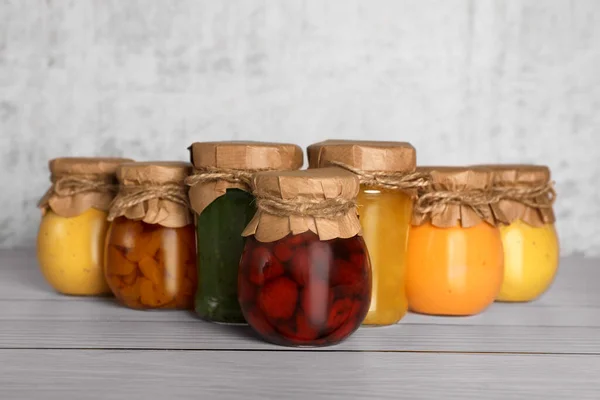 Frascos Con Mermeladas Frutas Enlatadas Sobre Mesa Madera — Foto de Stock