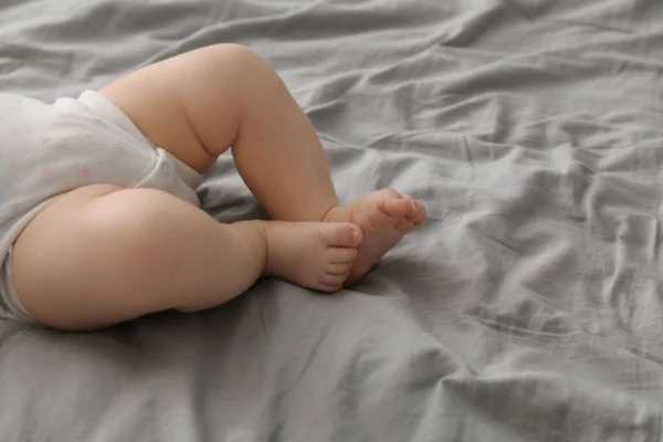 ベッドの上の小さな赤ん坊だ テキストのスペース — ストック写真