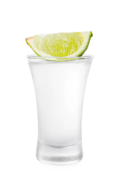 Schnapsglas Mit Wodka Und Limette Isoliert Auf Weiß — Stockfoto