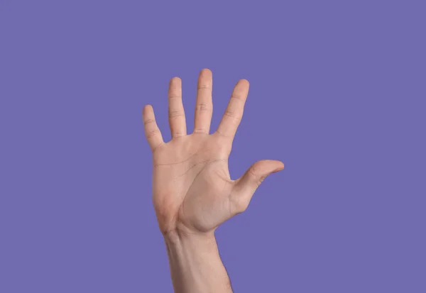 Człowiek Daje Przybicie Piątki Fioletowym Tle Zbliżenie Dłoni — Zdjęcie stockowe