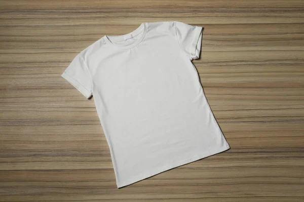 Stylowy Biały Shirt Drewnianym Stole Widok Góry — Zdjęcie stockowe