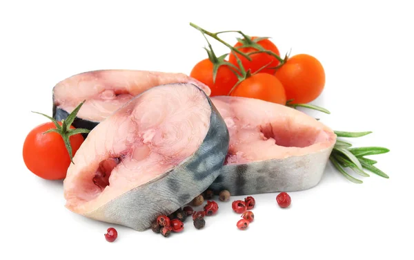 Kawałki Makreli Pomidorami Wiśniowymi Rozmarynem Przyprawami Białym Tle — Zdjęcie stockowe